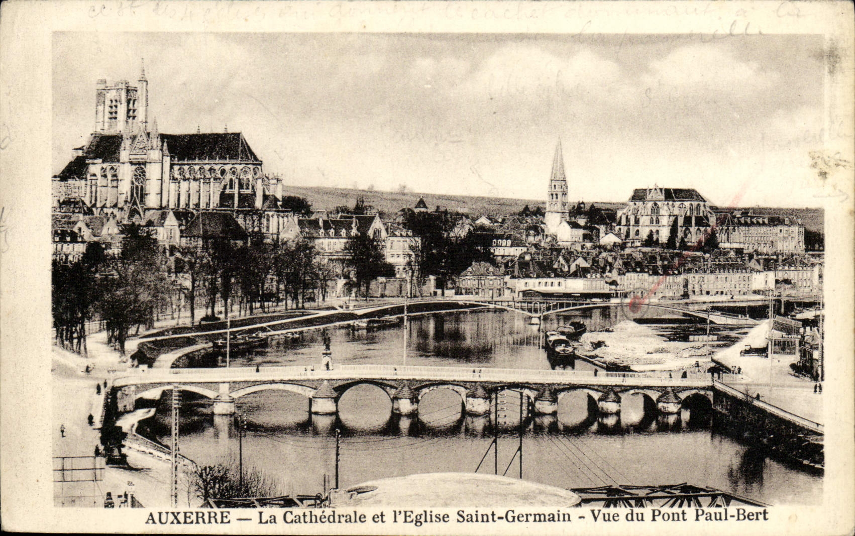 CPA Auxerre La Cathedrale et l'Eglise saint Germain Vue du pont Paul BErt