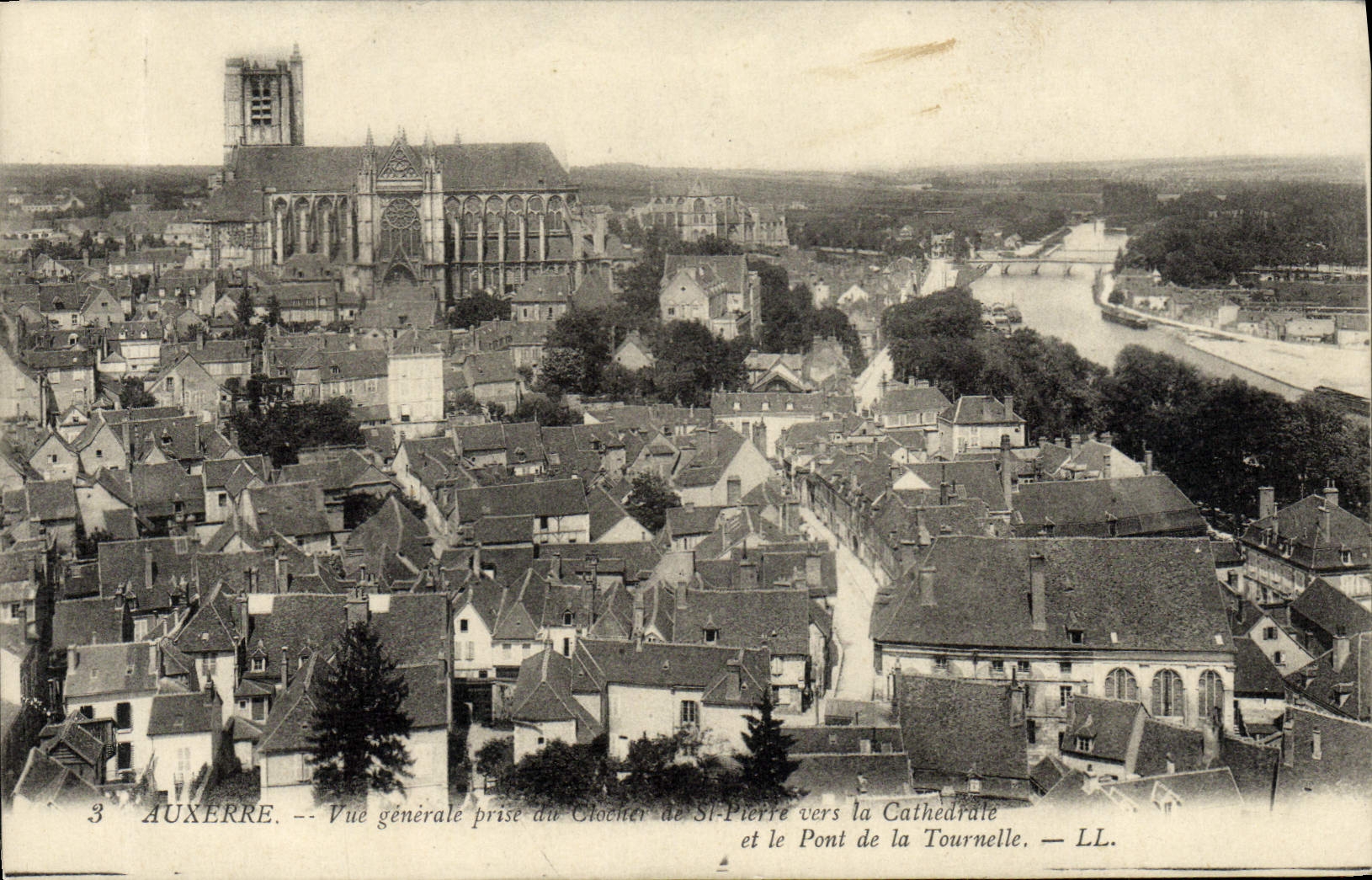 CPA Auxerre La Cathedrale et l'Eglise saint Germain Vue prise du clocher de St Pierre vers la cathedrale et le pont 