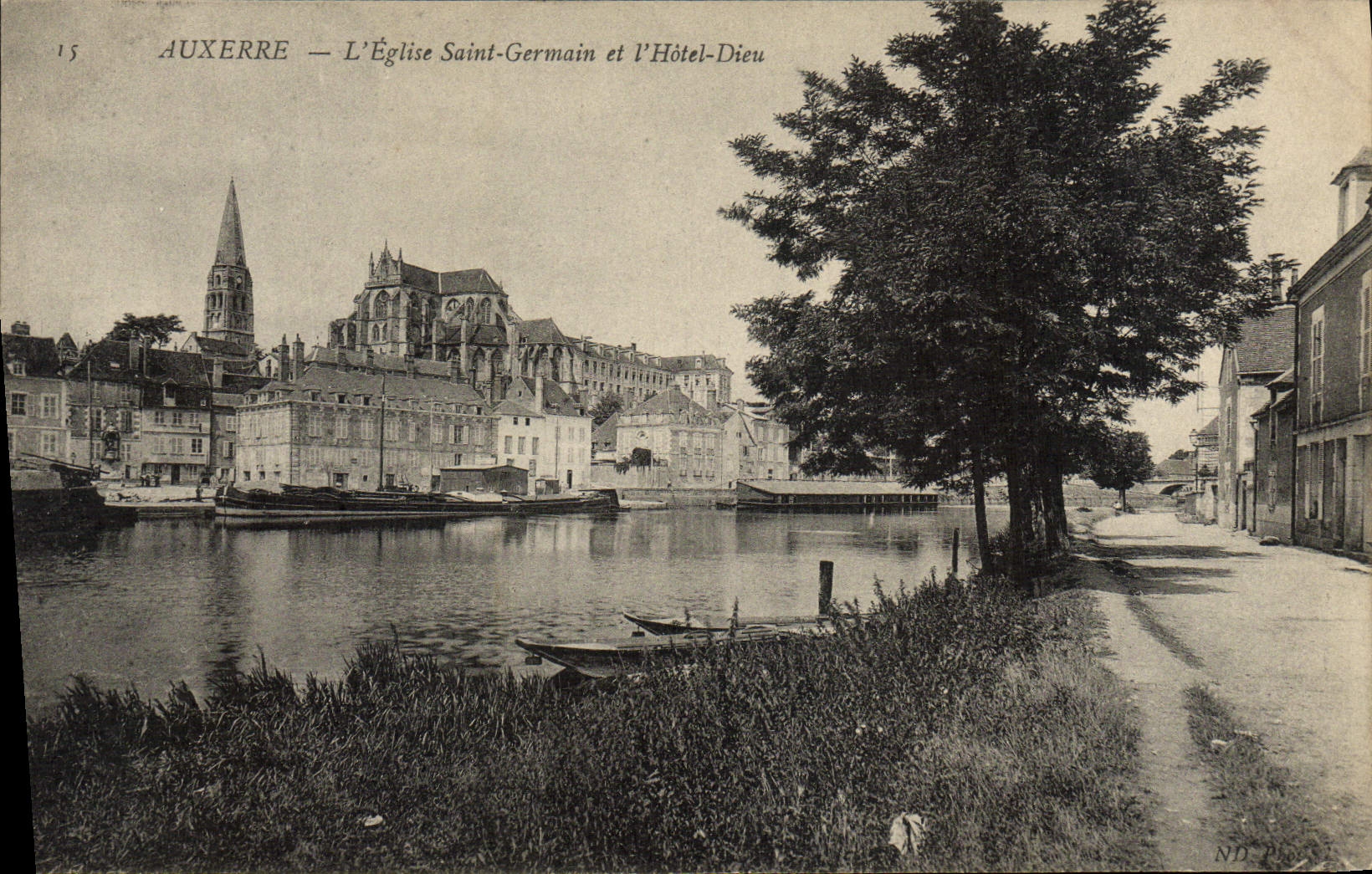 Auxerre — L'Église Saint-Germain et l'Hôtel-Dieu