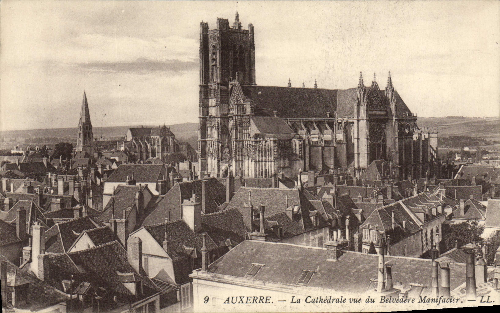 Auxerre — La Cathédrale vue du Belvédère Manificier — LL.