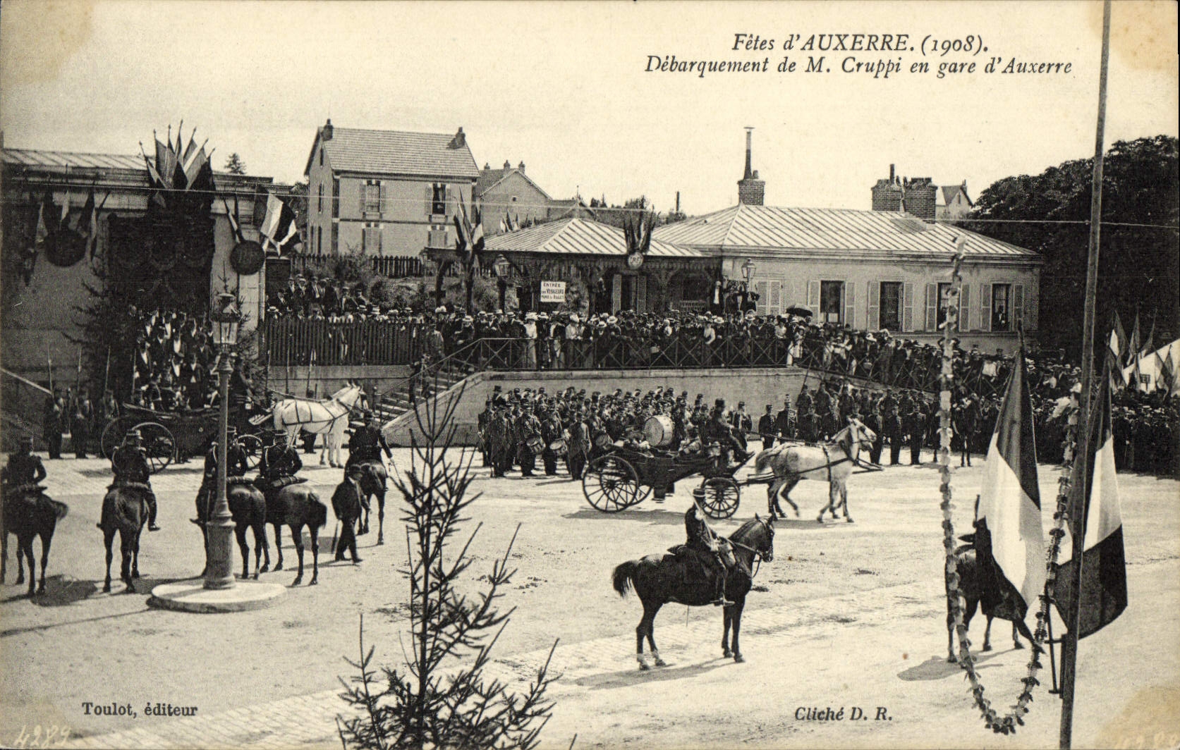 Débarquement de M. Cruppi à la gare d'Auxerre — Fêtes d'Auxerre (1908) — Toulout, éditeur