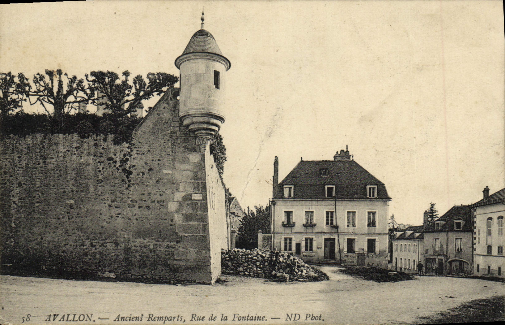 Avallon — Anciens remparts, Rue de la Fontaine — ND Pbot.