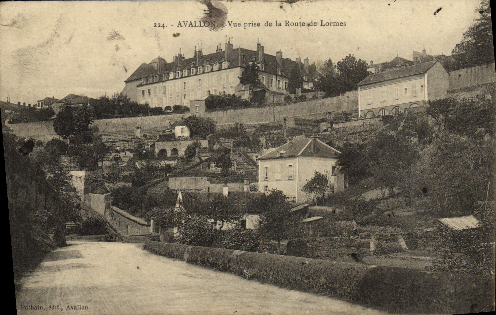 Avallon — Vue prise de la Route de Lormes — Pothain, édit. Avallon