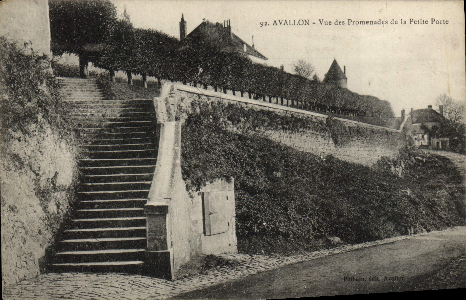 Avallon - Vue des Promenades de la Petite Porte — Pothain, édit. Avallon, n°92