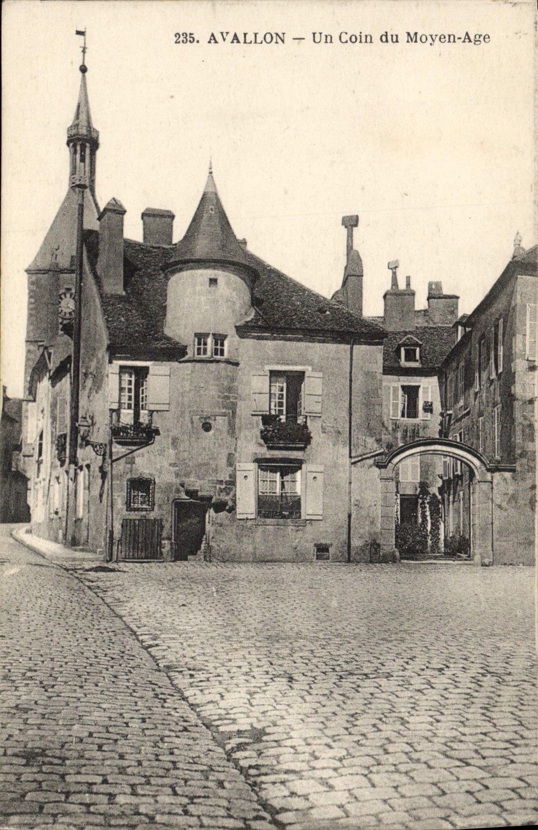 Avallon — Un Coin du Moyen-Age — Lib. Pap. Fohain, n°235