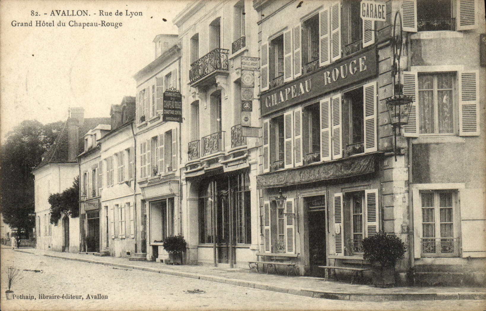 Avallon - Rue de Lyon - Grand Hôtel du Chapeau-Rouge und Laden