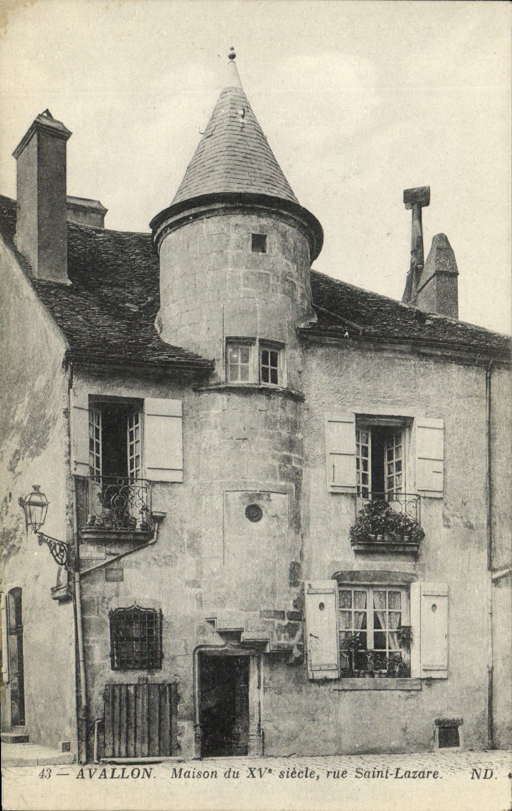 Avallon — Maison du XVᵉ siècle, rue Saint-Lazare — ND.