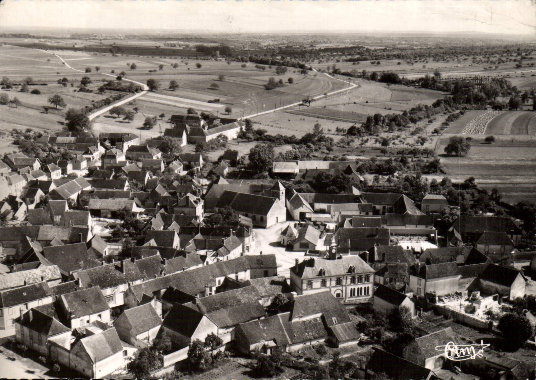 Chailley (Yonne) — Vue aérienne sur la mairie et l'église — Éditions Aériennes Comluer