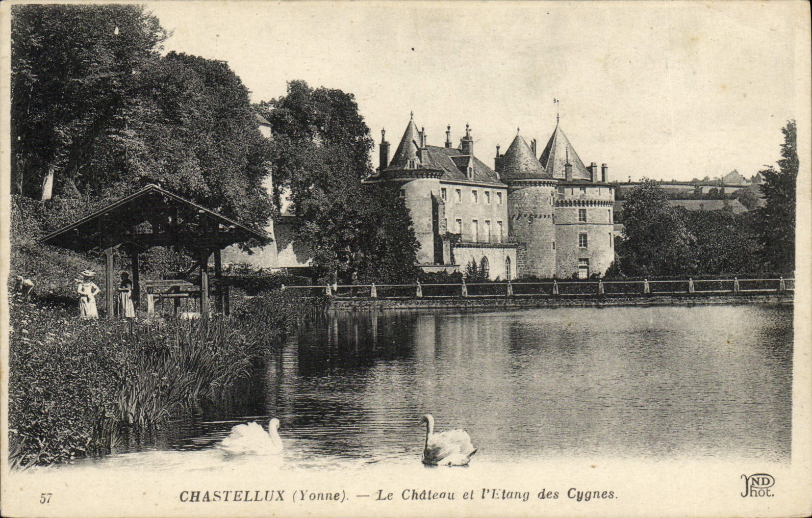 Chastellux (Yonne) — Le Château et l'Étang des Cygnes — JND Phot.