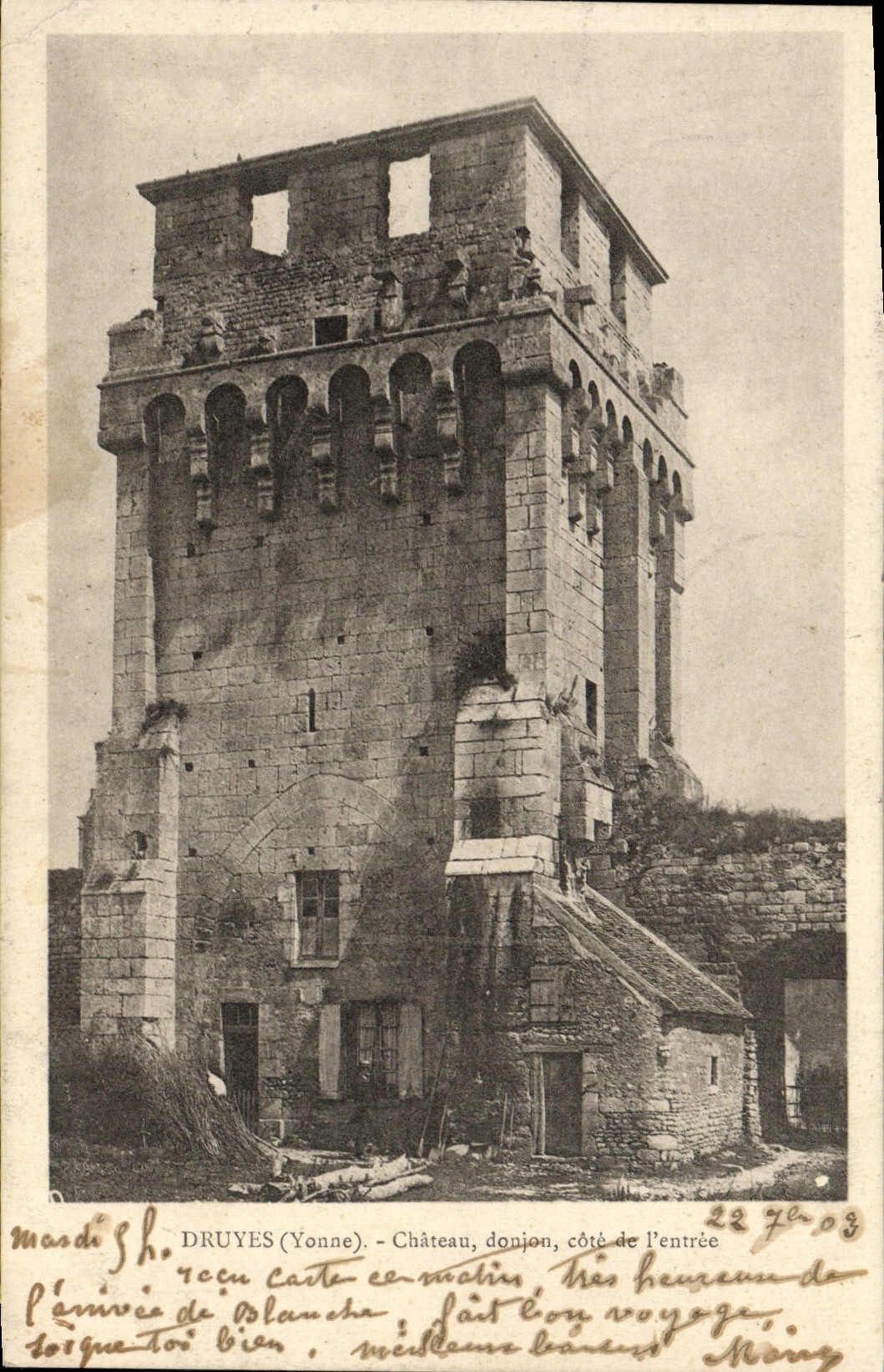 Druyes (Yonne) - Château, donjon, côté de l'entrée