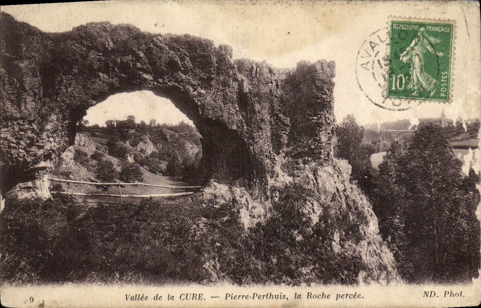 Tal der CURE — Pierre-Perthuis, die Durchbruchfelsen — ND. Fot.