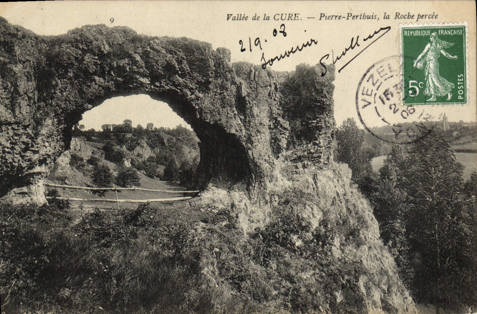 Vallée de la CURE — Pierre-Pertbuis, la Roche percée — Phot. 143