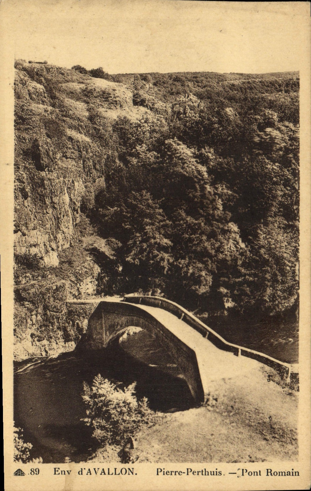 Env d'AVALLON — Pont Romain à Pierre-Perthuis — Édition Avallon