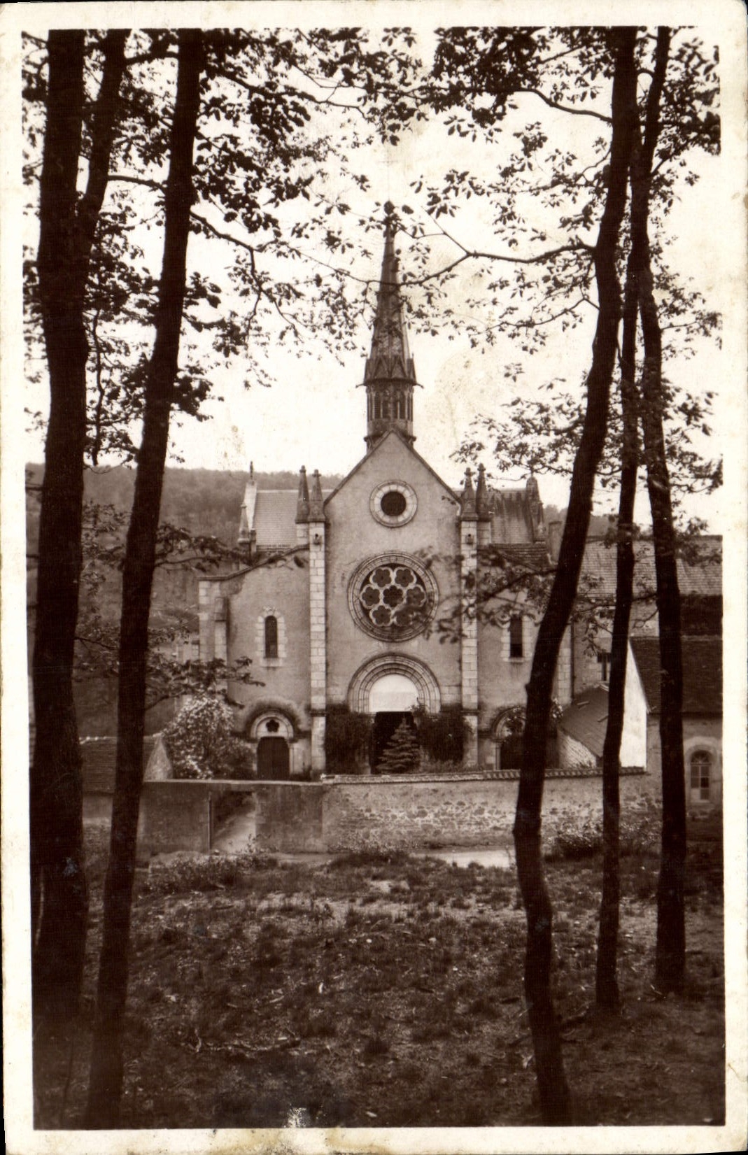 Monastère de la Pierre-qui-Vire — L'Entrée de l'Église — Edit. d'Art de la Pierre-qui-Vire