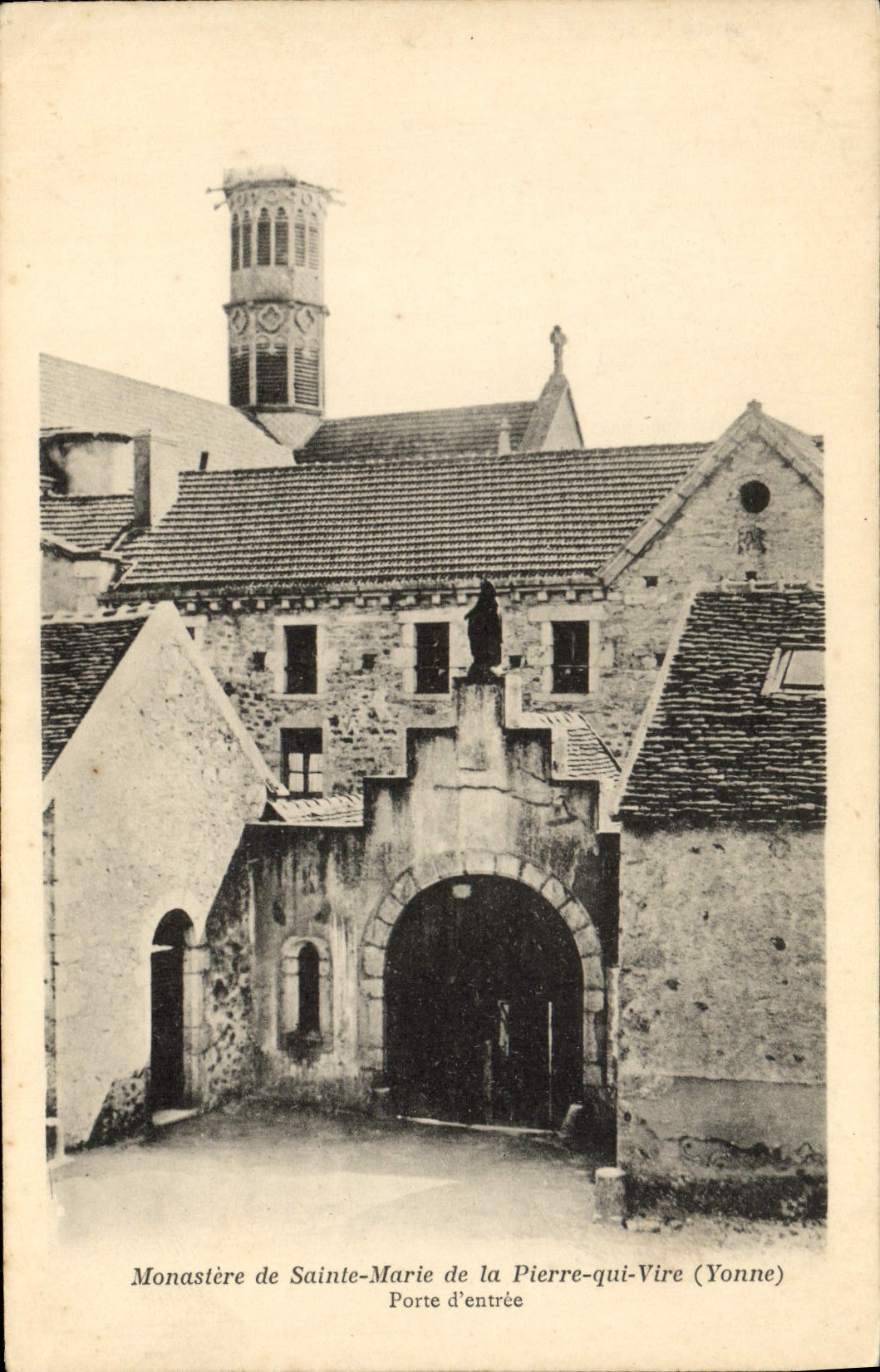 Monastère de Sainte-Marie de la Pierre-qui-Vire (Yonne) — Porte d'entrée — éditeur non visible