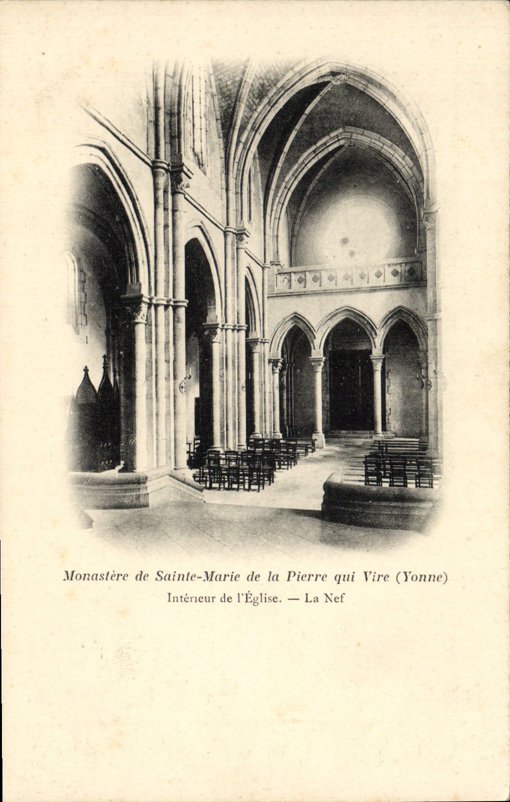 Monastère de Sainte-Marie de la Pierre qui Vire (Yonne) — Intérieur de l'Église — La Nef
