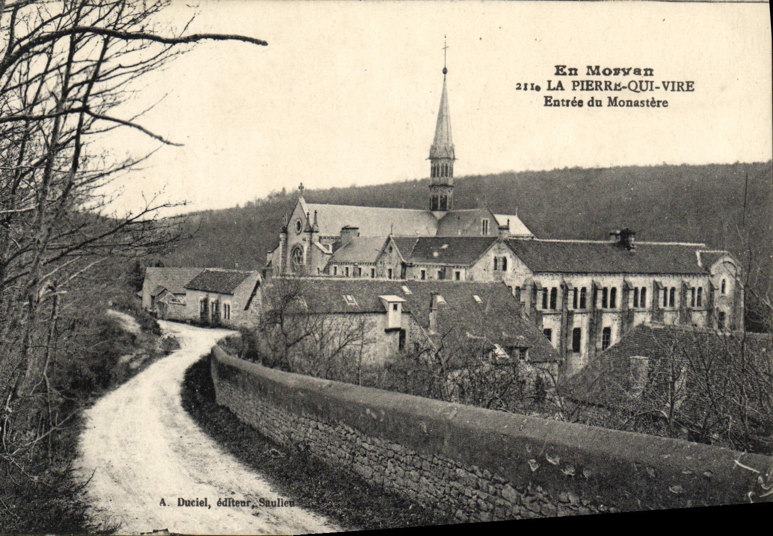 CPA En Morvan La Pierre Qui Vire Entree du Monastere