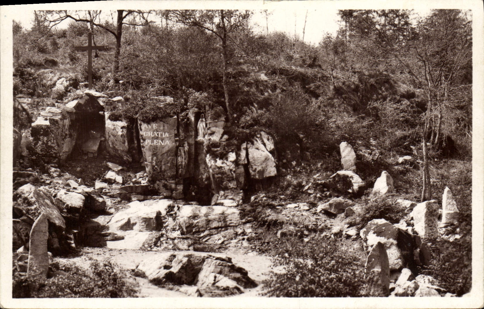 Grotte de Notre-Dame de Lourdes — Pierre-qui-Vire — Éditeur : Art du Monastère de la Pierre-qui-Vire