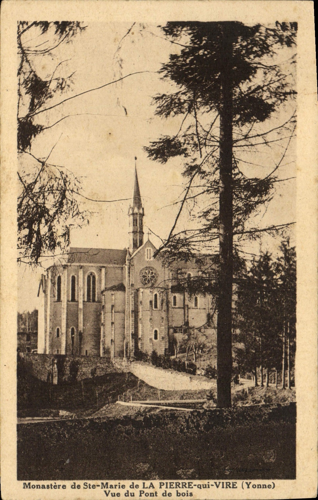 CPA Monastere de Ste Marie de La Pierre qui Vire Vue du pont de bois 