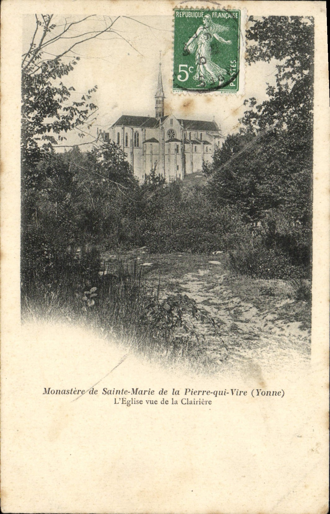 Monastère de Sainte-Marie de la Pierre-qui-Vire (Yonne) — L'Église vue de la Clairière — éditeur non visible
