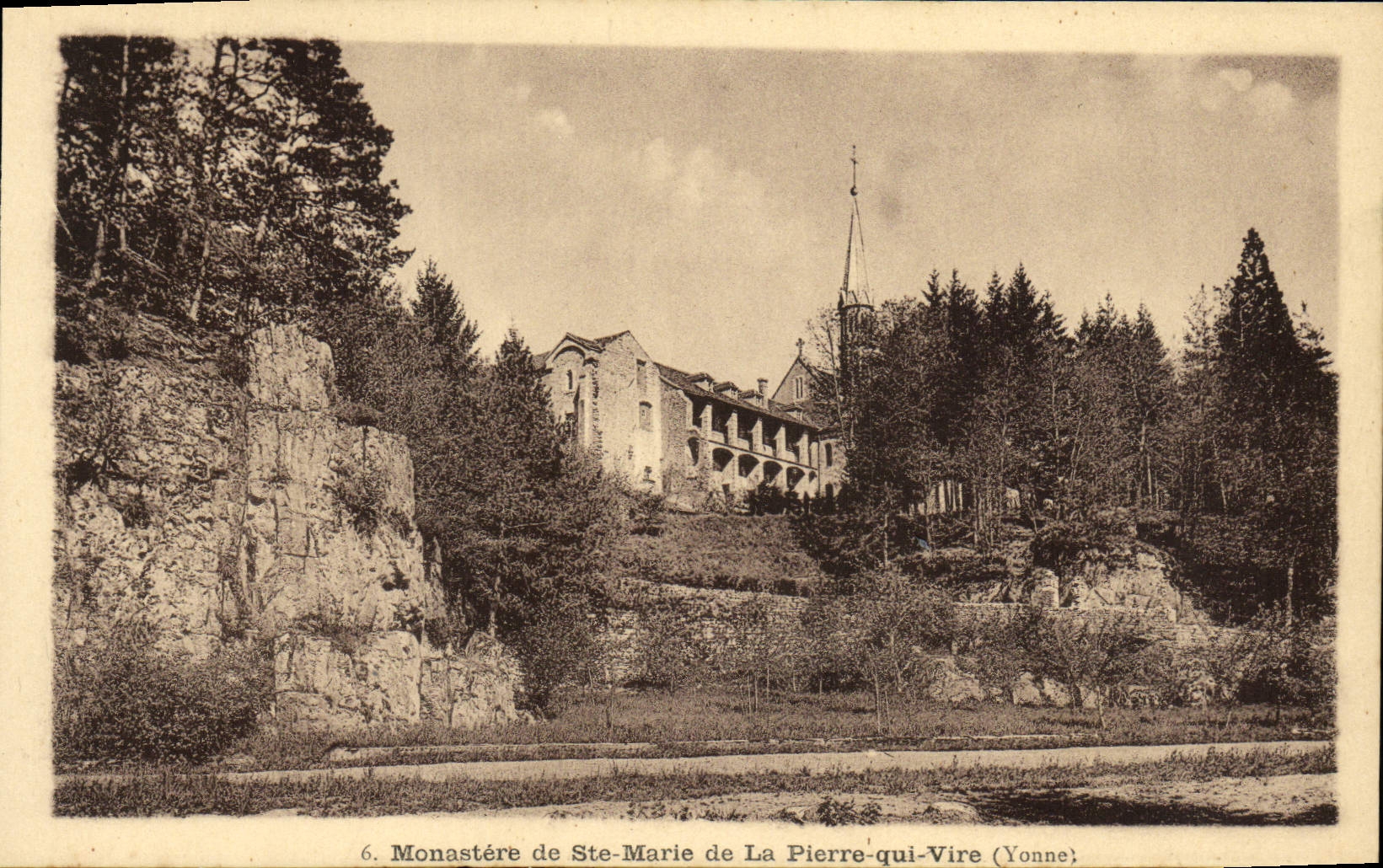 Monastère de Ste-Marie de La Pierre-qui-Vire (Yonne) — éditeur : Imp. Phot. Henri Bazin & Cie, Toulouse — n° de série 6