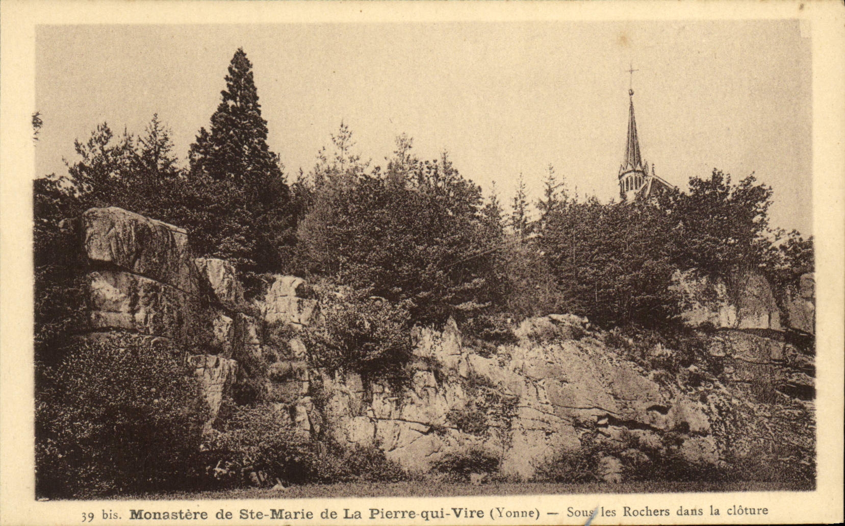 Monastère de Ste-Marie de La Pierre-qui-Vire (Yonne) — Sous les Rochers dans la clôture