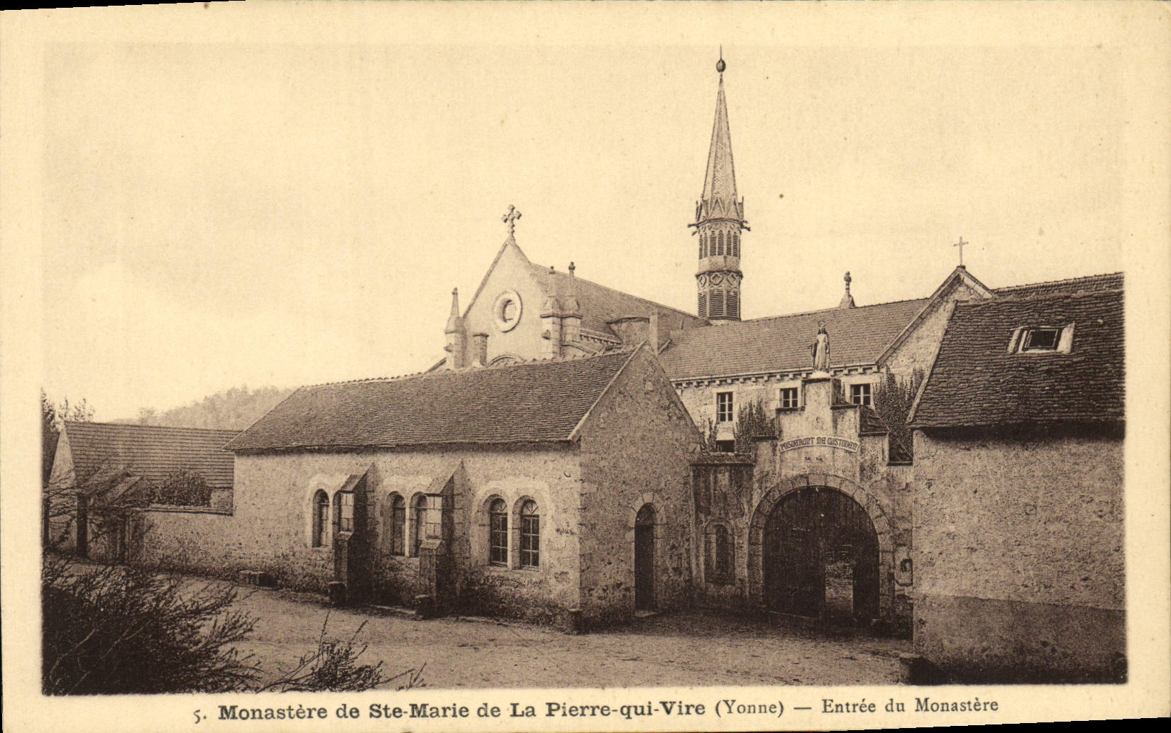 Kloster Ste-Marie de La Pierre-qui-Vire (Yonne) — Eingang zum Kloster