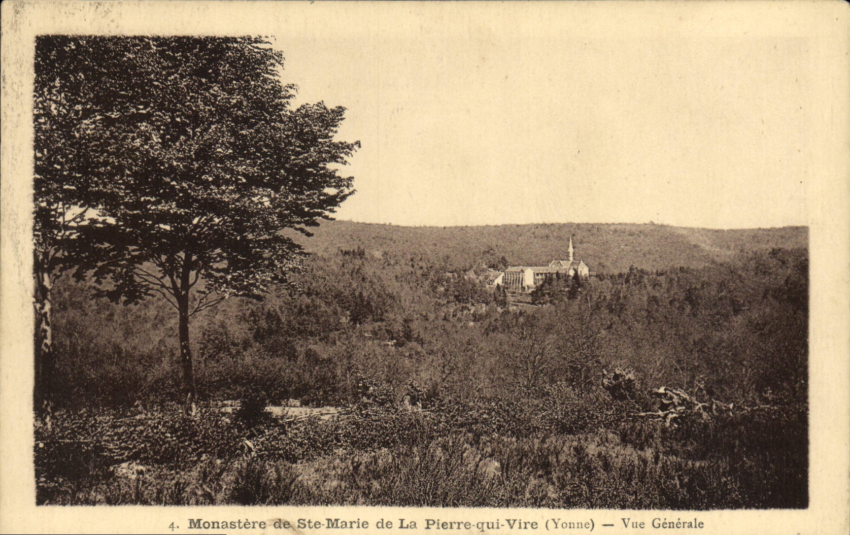 Monastère de Ste-Marie de La Pierre-qui-Vire (Yonne) — Vue Générale