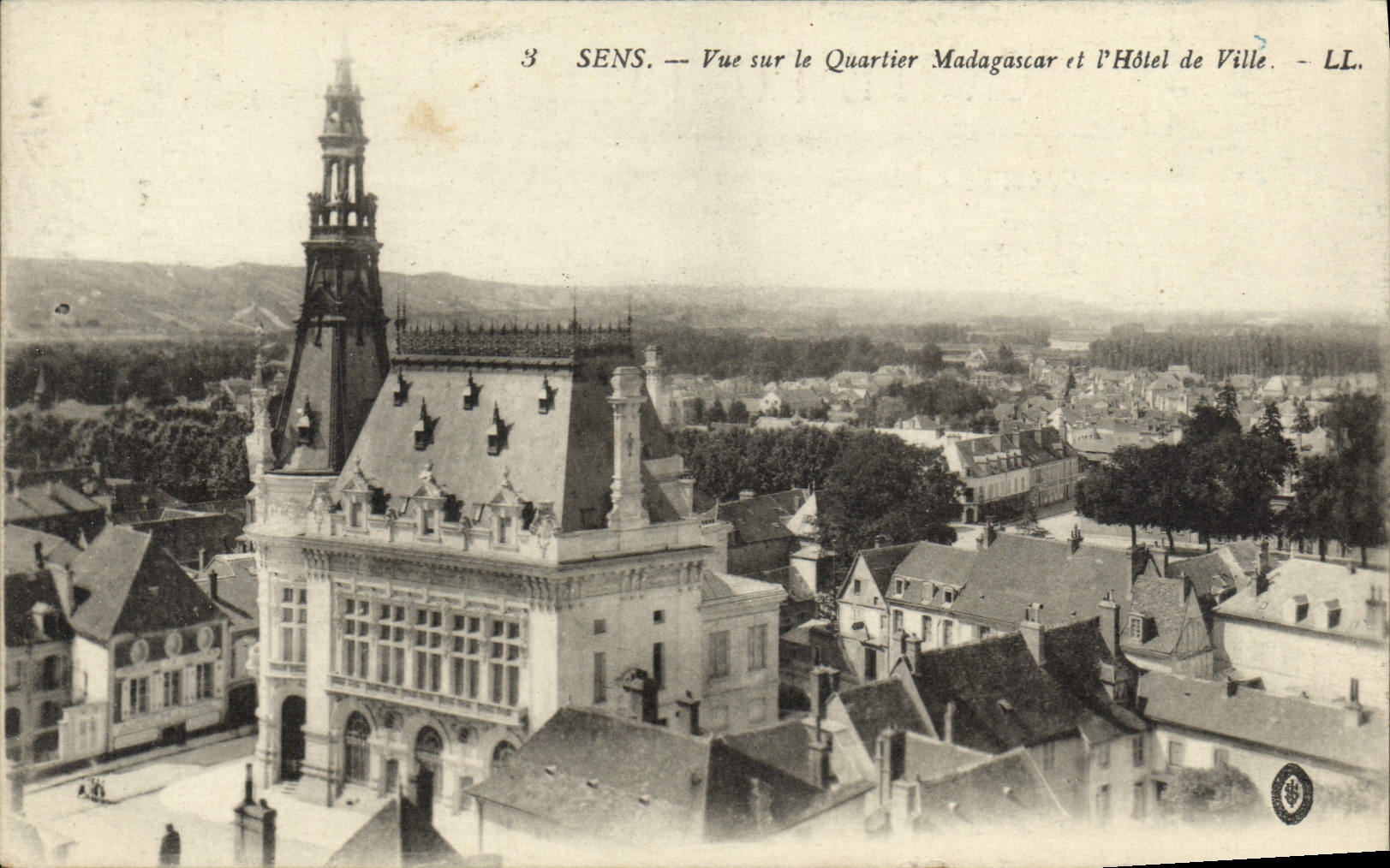 Sens — Aussicht auf das Viertel Madagascar und das Rathaus — LL.