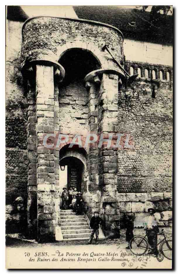 CPA Sens La Poterne des Quatre Mares faisant partie des ruines des anciens remparts gallo romains Enfants Velo Cycle 