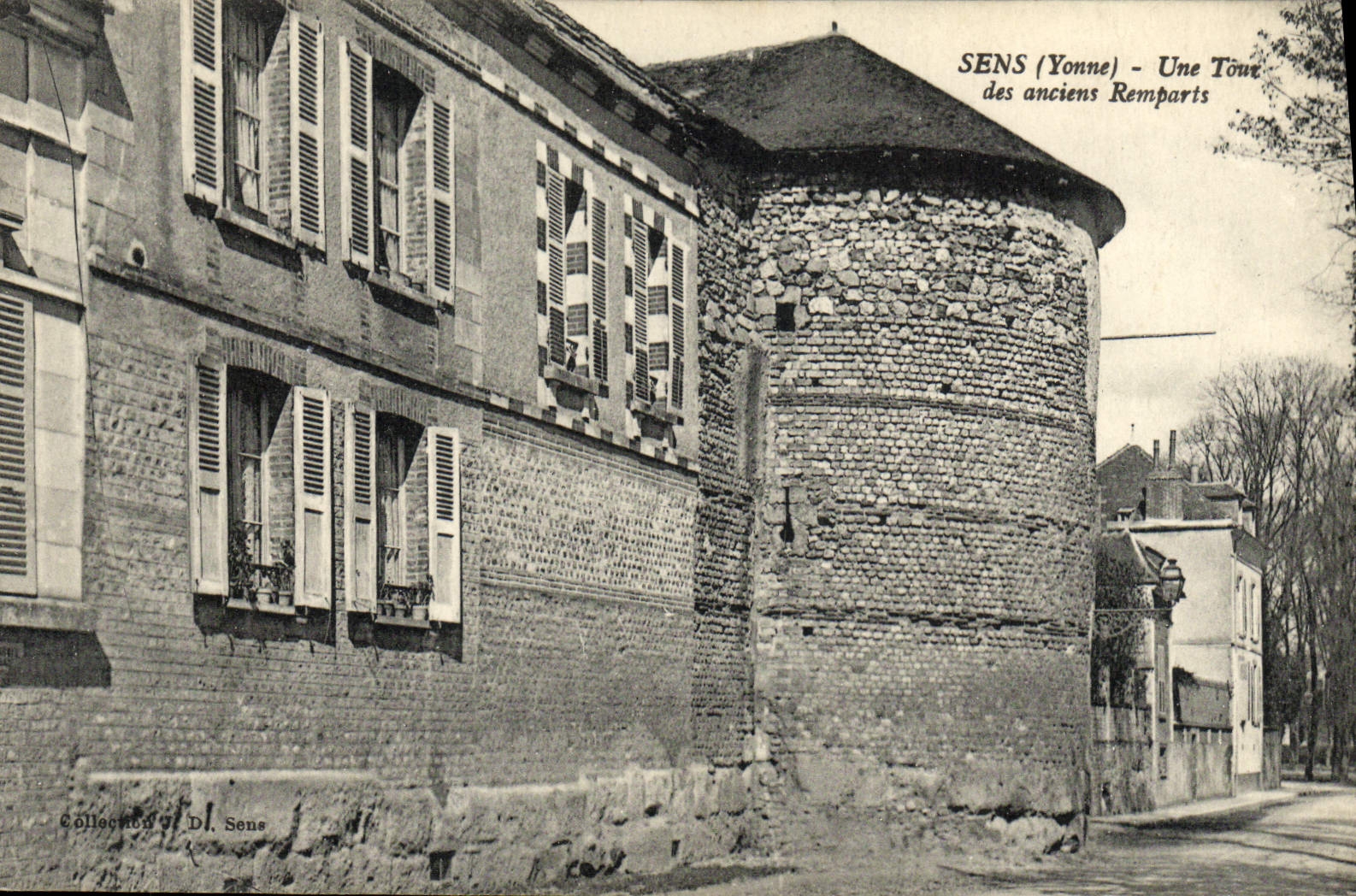 CPA Sens Une Tour des anciens remparts