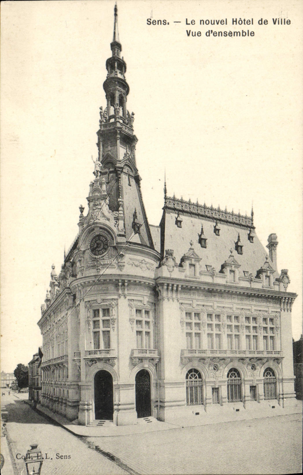 Sens — Le nouvel Hôtel de Ville — Vue d'ensemble — Coll. L. Sens