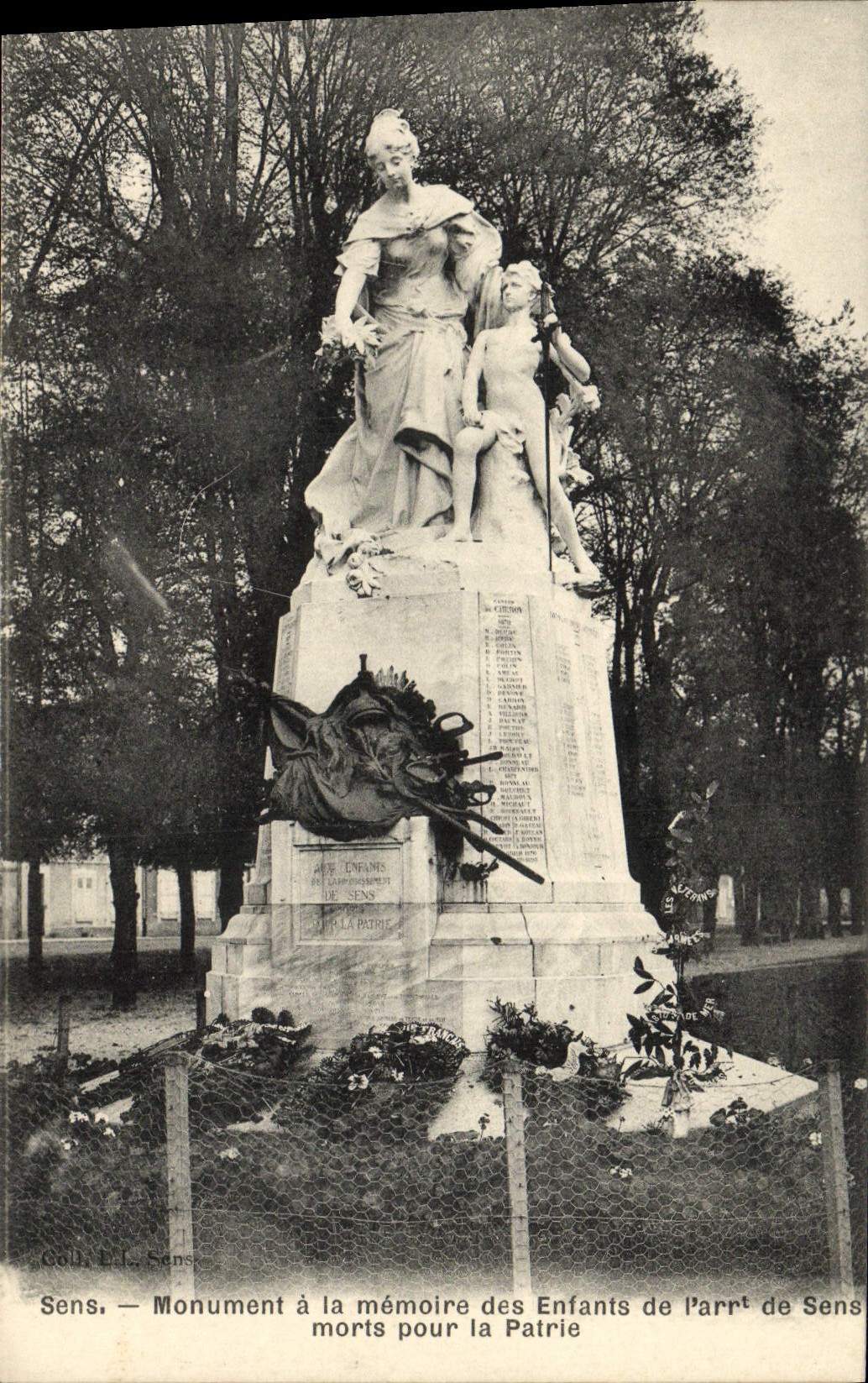 Sens — Monument à la mémoire des Enfants de l'Arrondissement de Sens pour la Patrie — Éditeur E.L. Sens, n° de série non visible