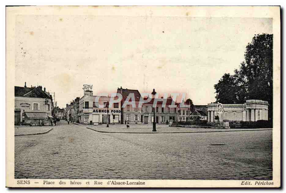 CPA Sens Place des heros et Rue d'Alsace Lorraine Agence Ford 