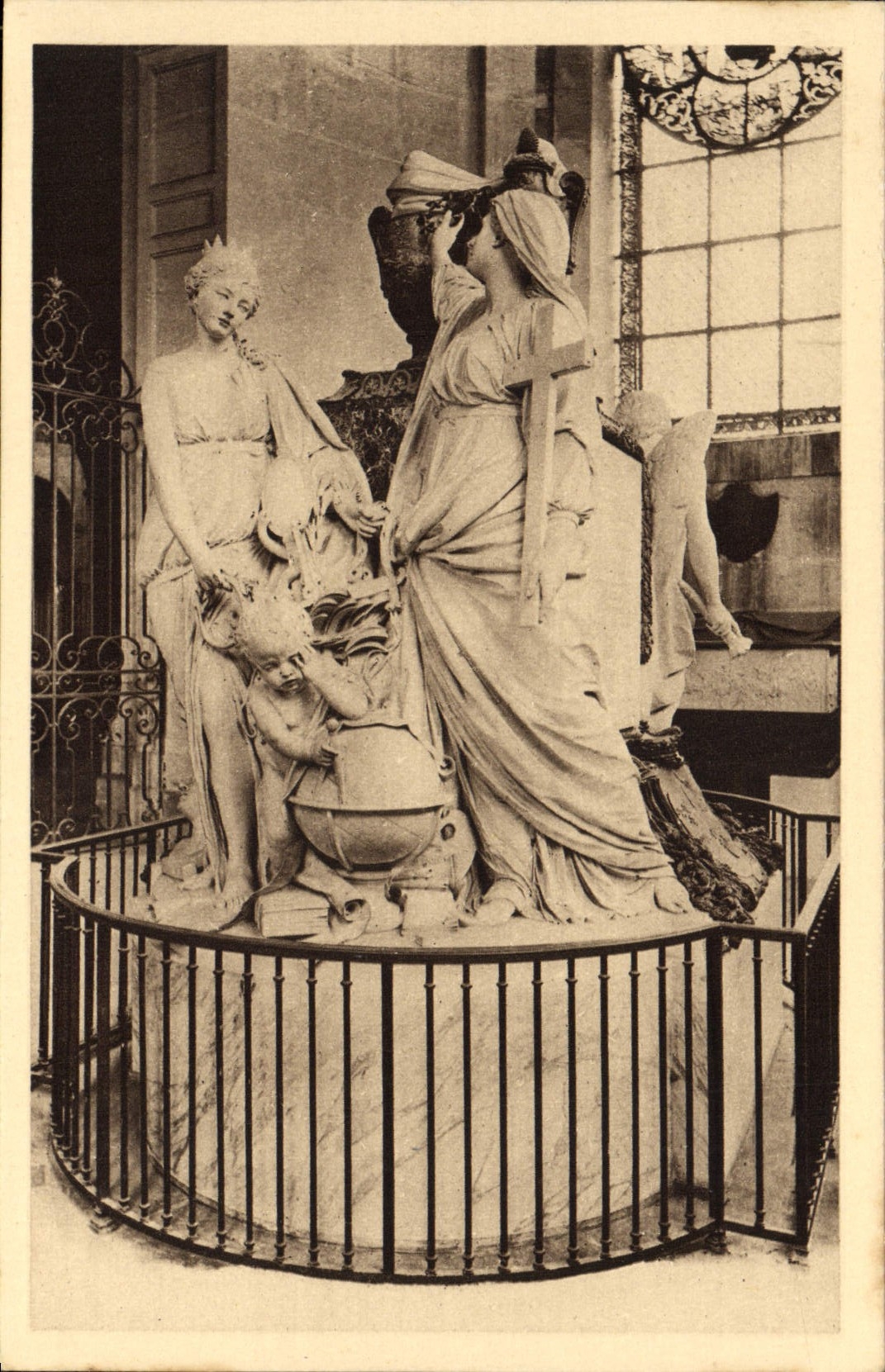 Tombeau du Dauphin, fils de Louis XV — Cathédrale de Sens — par G. Coustou