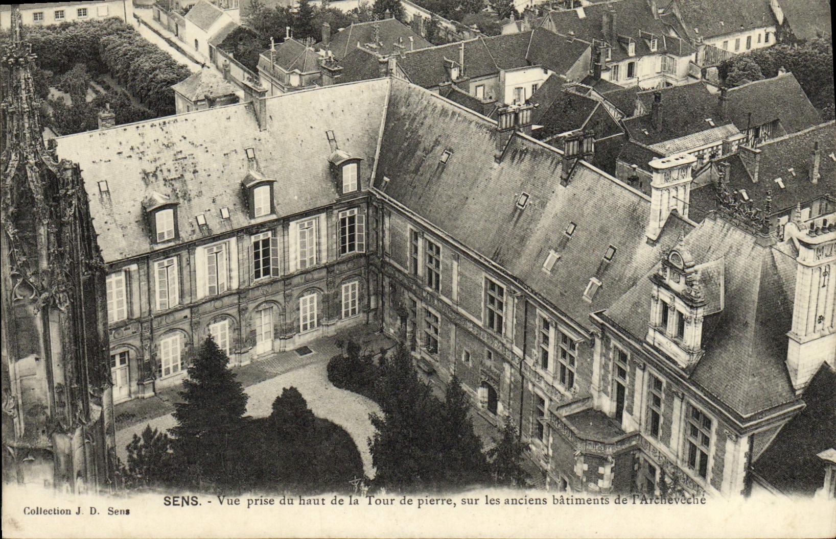 CPA Sens Vue prise du haut de la Tour de pierre sur les anciens batiments de l'archeveche 