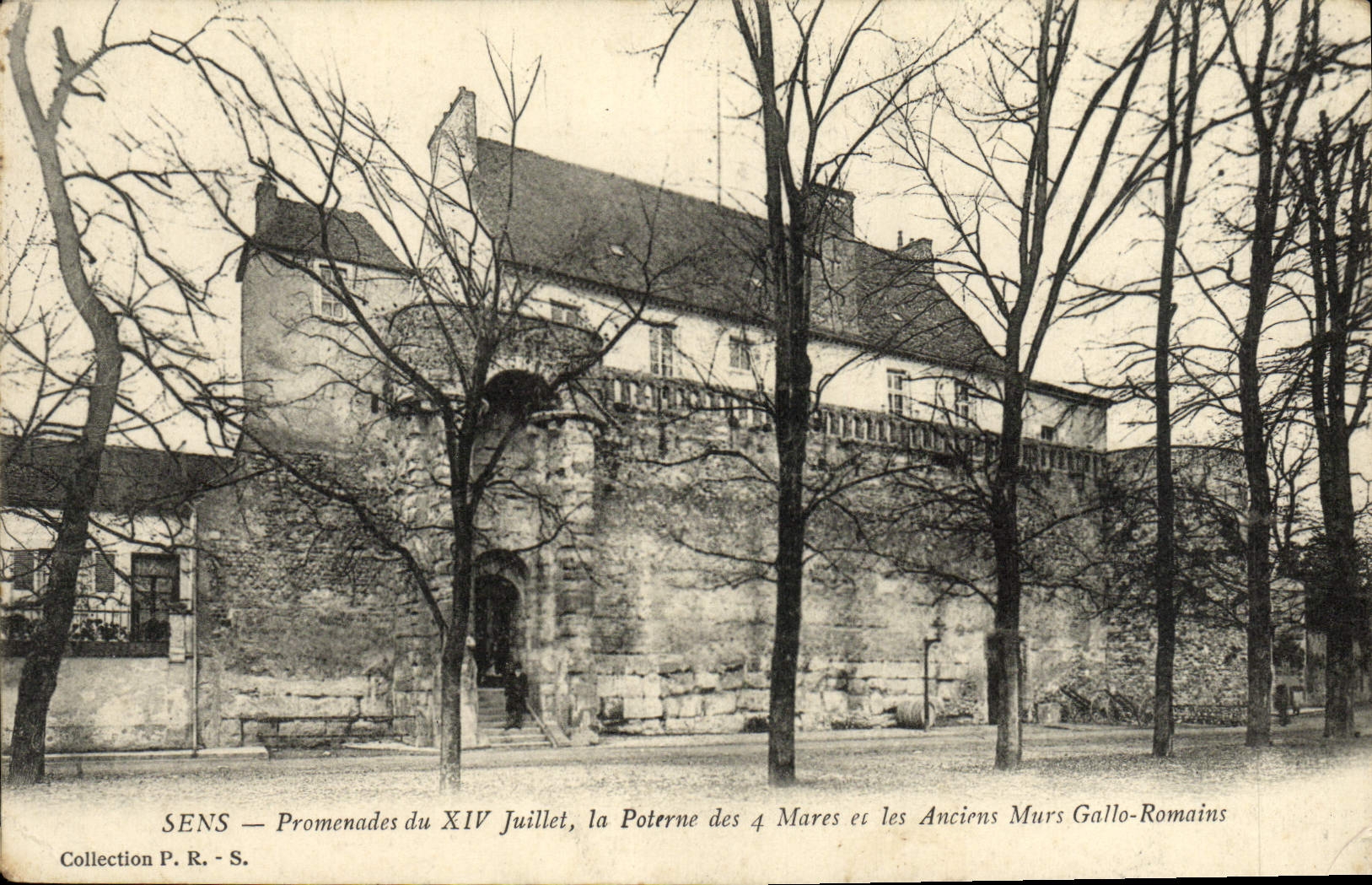 CPA Sens Promenades du XIV Juillet la Poterne des 4 mares et les anciens murs gallo romains
