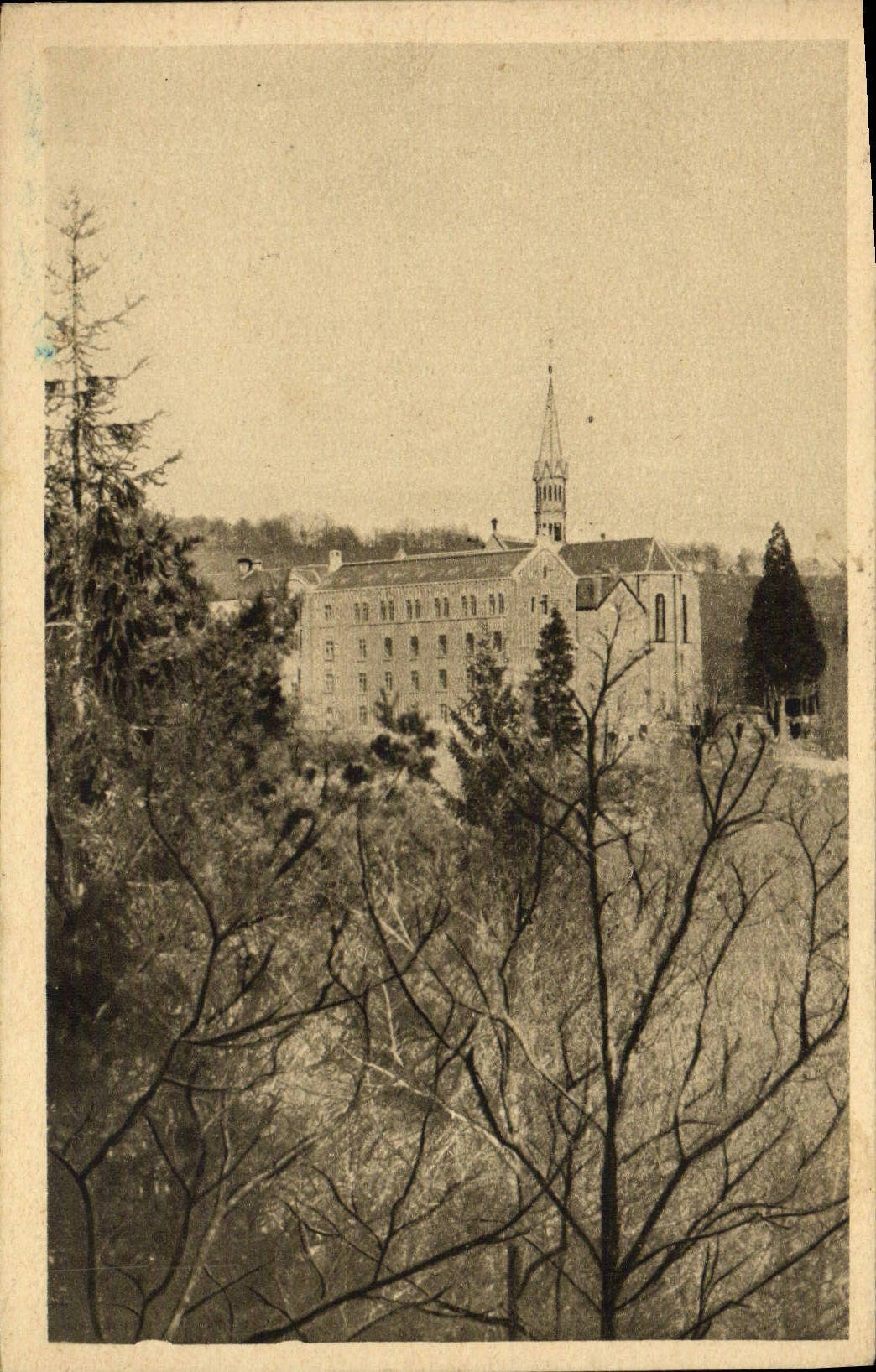Monastère de Ste-Marie de la Pierre-qui-Vire (Yonne) — Vue prise du Chemin-de-Croix — Photo Combier, Mâcon