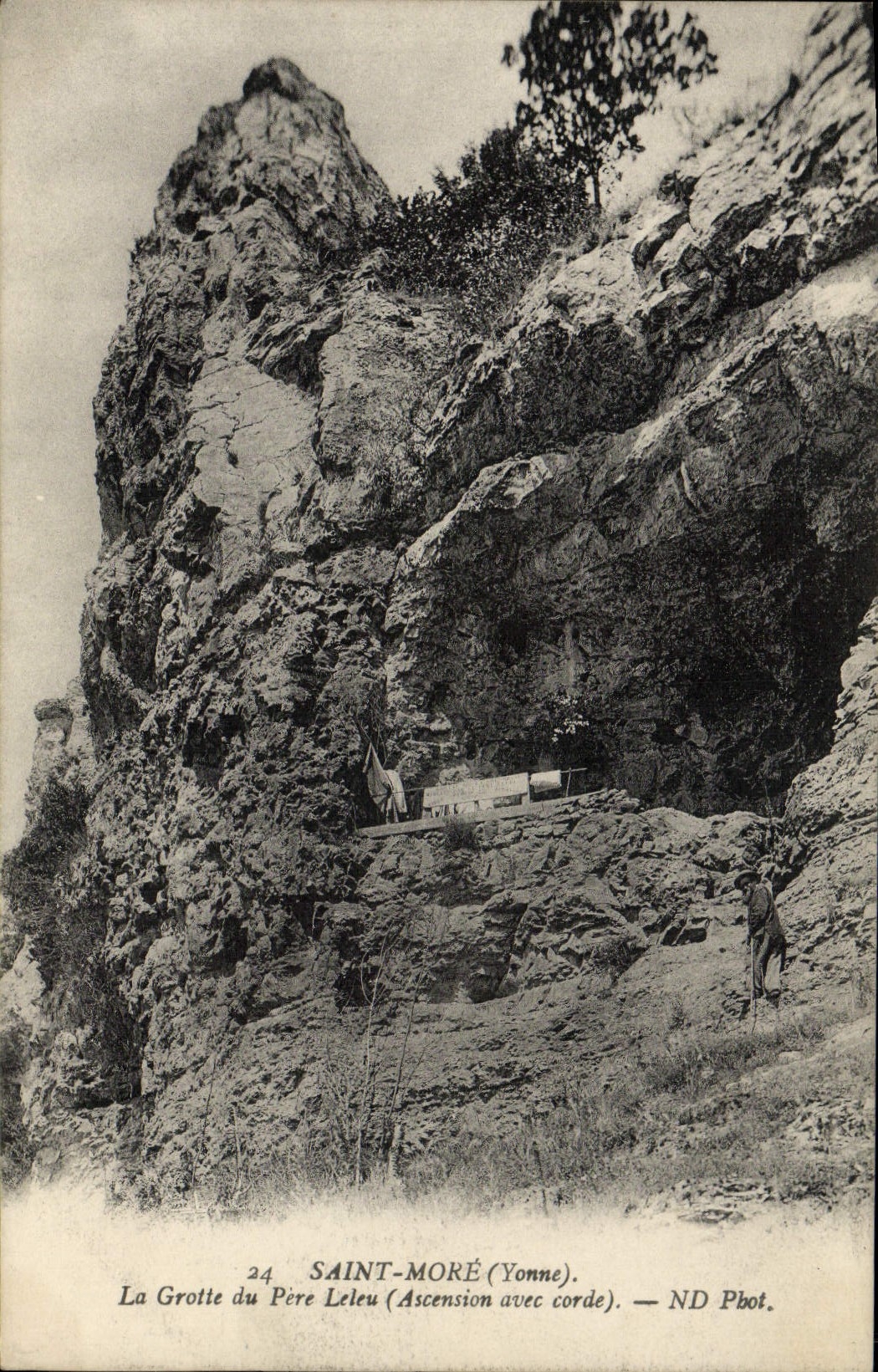 Saint-Moré (Yonne) — La Grotte du Père Léleu (Ascension avec corde) — ND Phot.