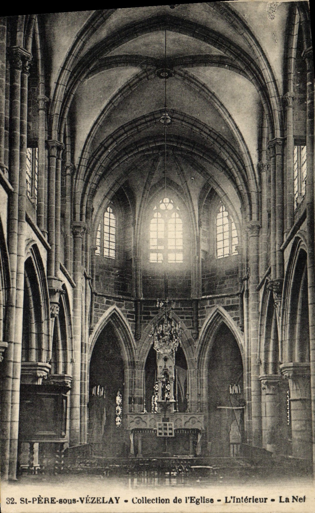 St-PÈRE-sous-VÉZELAY — Intérieur de l'église — La Nef — Collection de l'Église — n°32