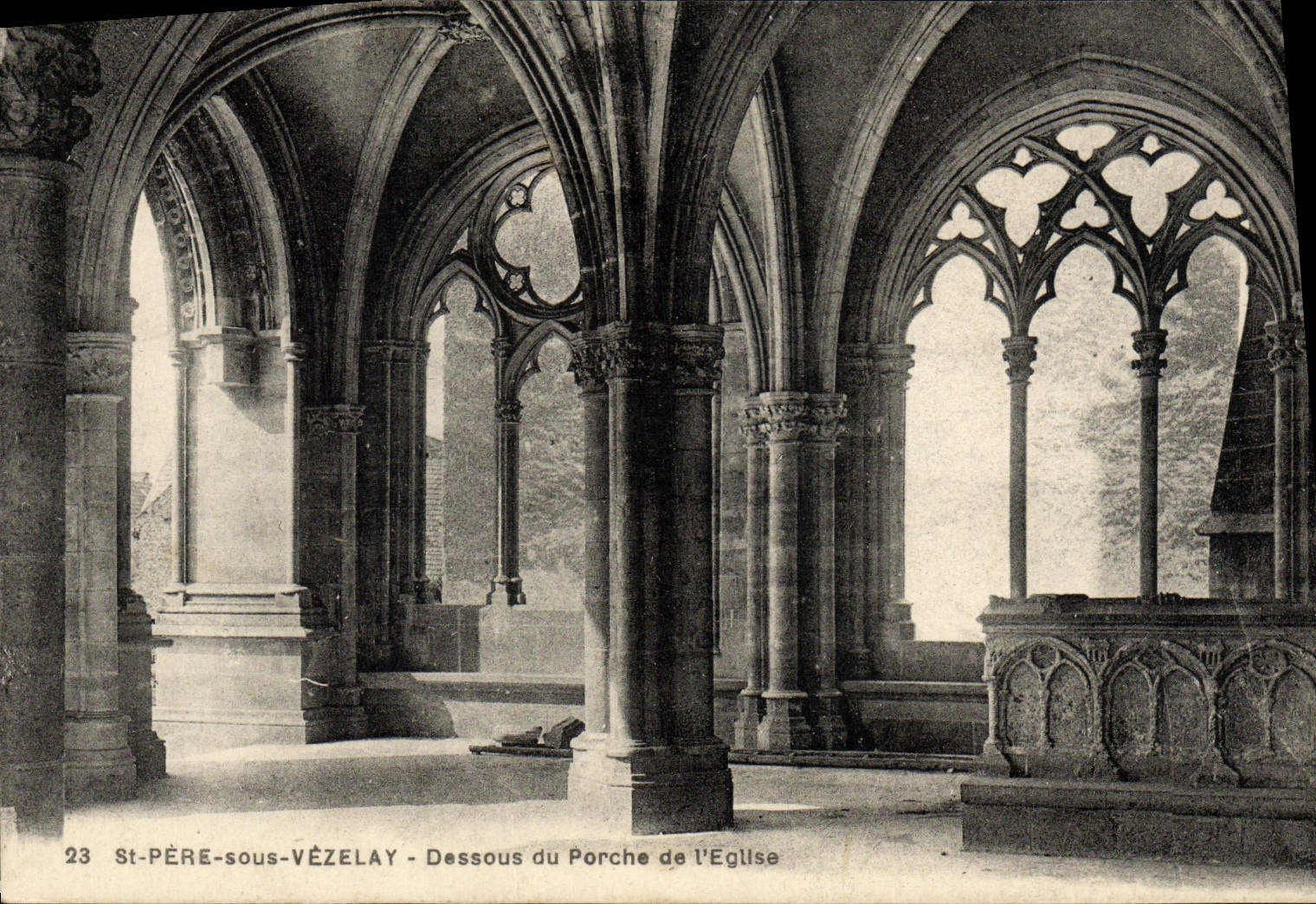 St-PÈRE-sous-VÉZELAY — Dessous du Porche de l'Église — Lib. Pap. Wachter