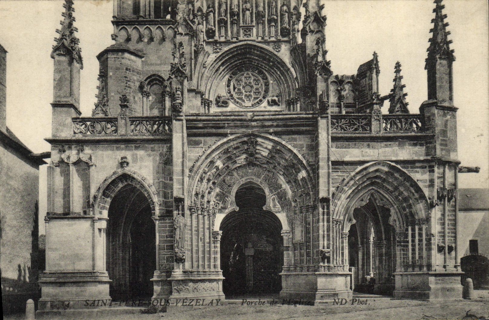 Saint-Père-sous-Vézelay — Porche de l'Église — ND Phot.