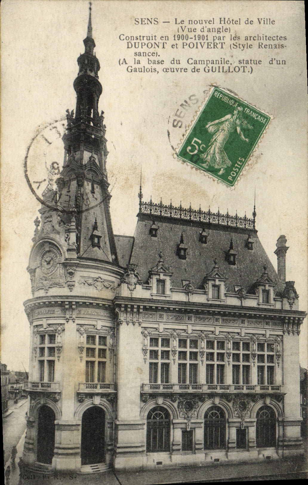 Sens — Le nouvel Hôtel de Ville (Vue d'angle) — Construit en 1900-1901 par les architectes Dupont et Poivert (Style Renaissance). À la base du Campanile, statue d'un Gaulois, œuvre de Guillot.