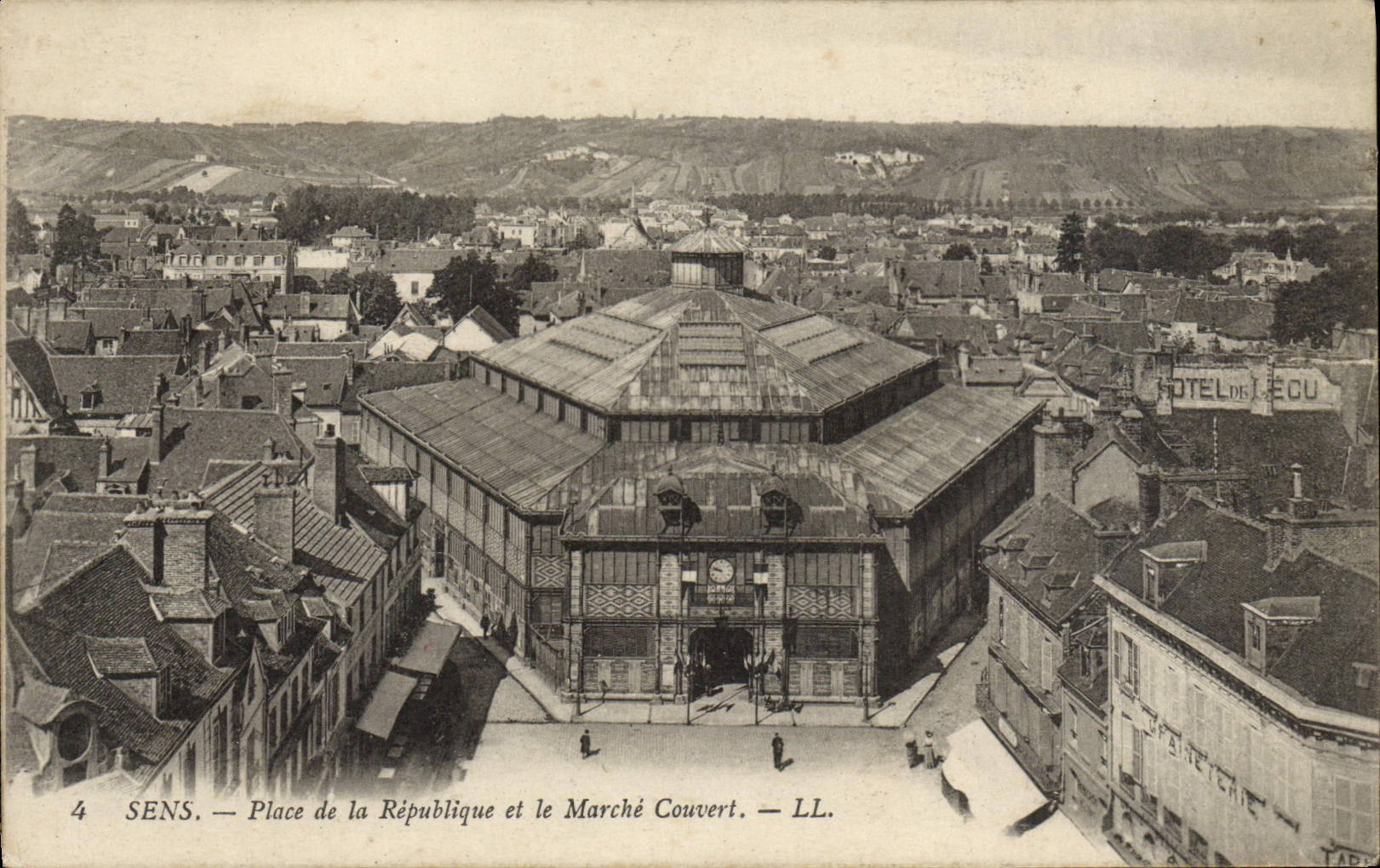 Sens — Place de la République et le Marché Couvert — LL.