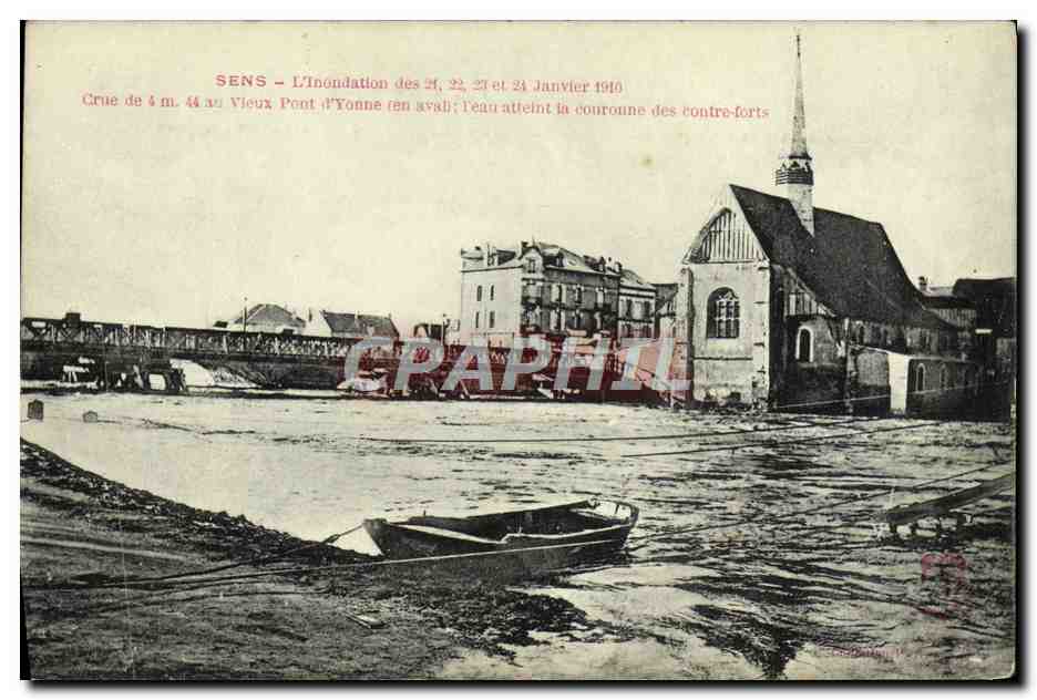 Sens — L'inondation des 21, 22 et 23 Janvier 1910 — Crue de 4 m. 44 au Vieux Pont d'Yonne (en aval) ; l'eau atteint la couronne des contre-forts