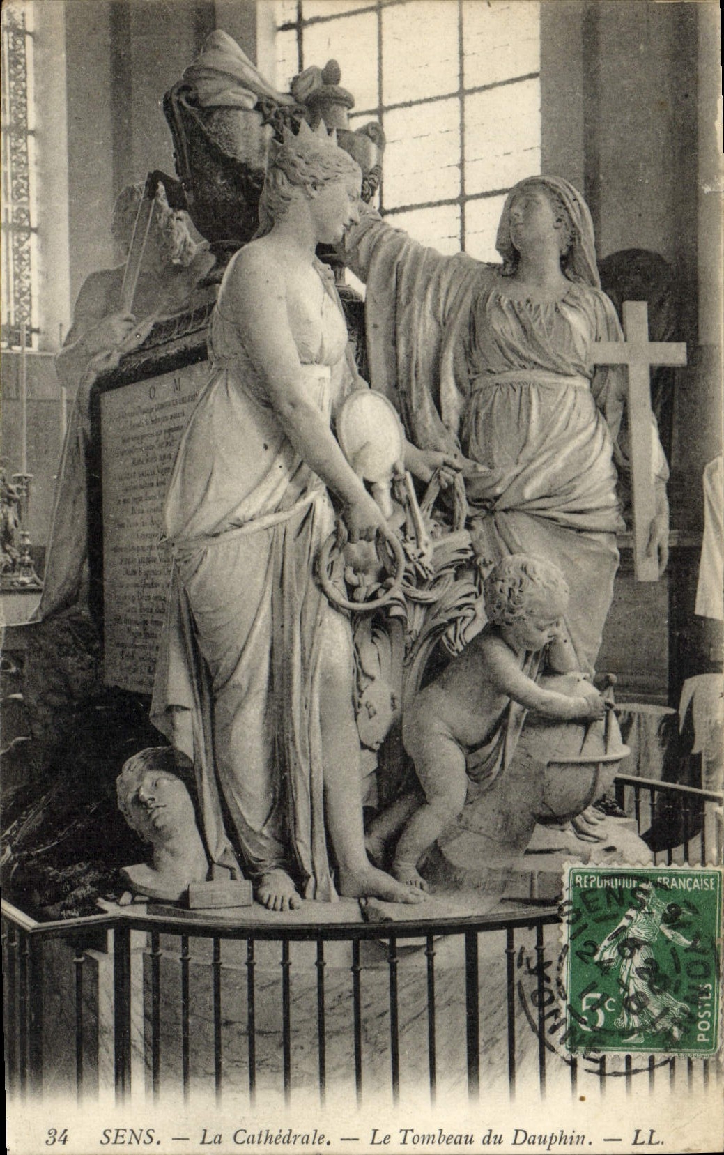 CPA Sens La Cathedrale Le Tombeau du Dauphin