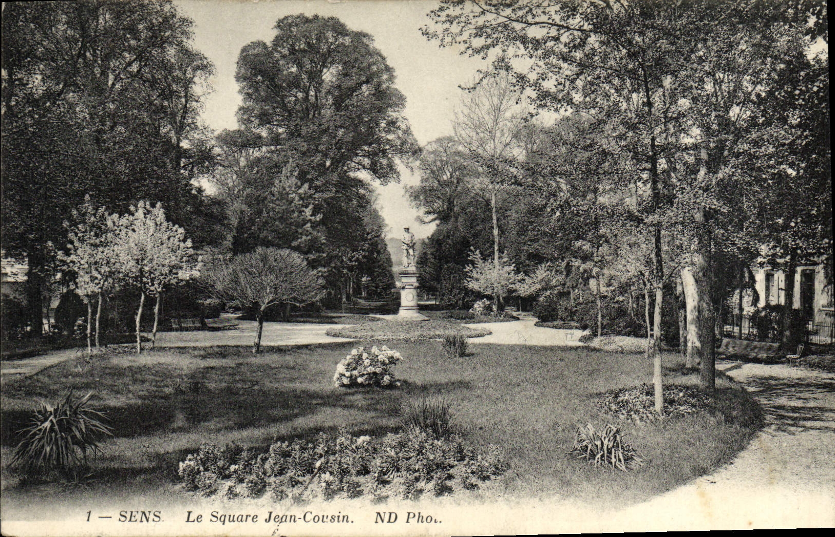 Sens — Le Square Jean-Cousin — ND Phot.