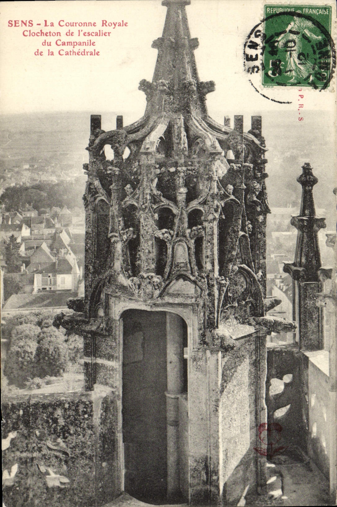CPA Sens La Couronne Royale Clocheton de l'escalier du Campanile de la cathedrale 