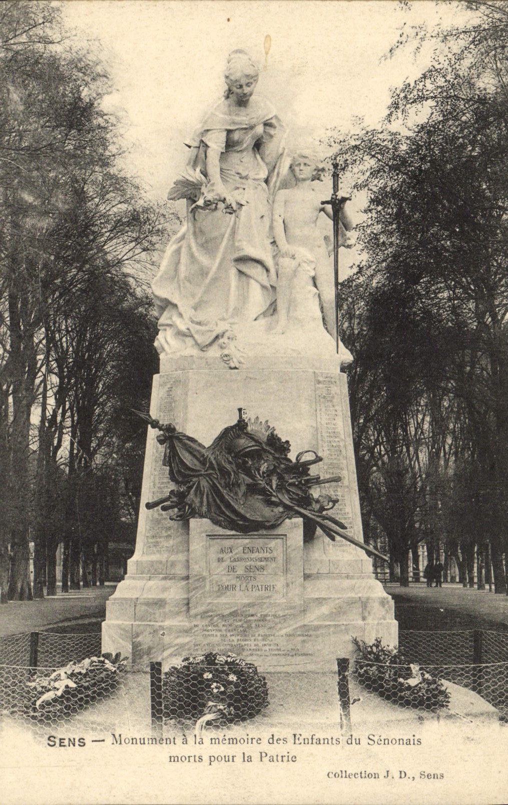 CPA Sens Monument a la memoire des Enfants du Senonais morts pour la Patrie Militaria 