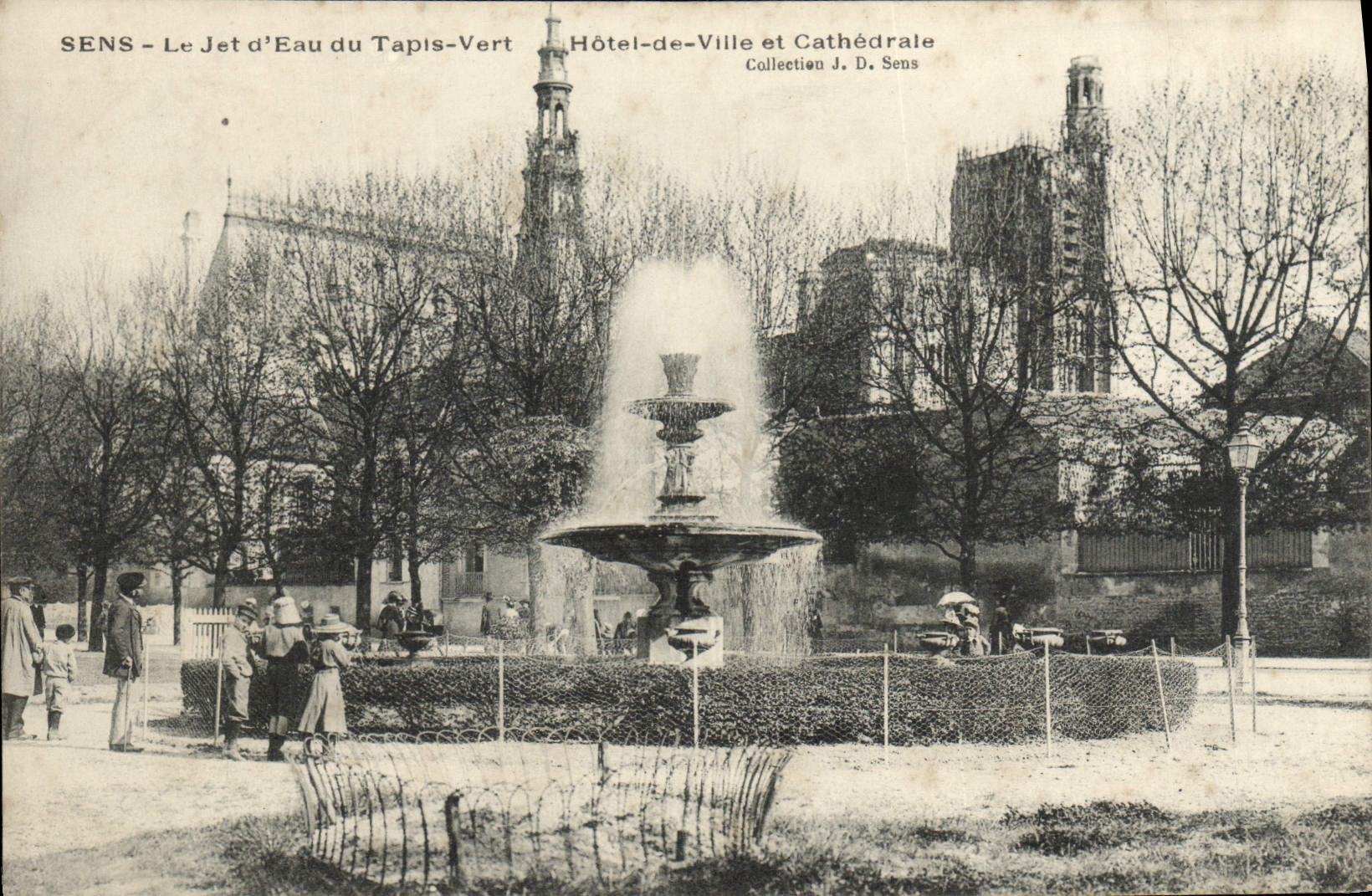 CPA Sens Le Jet d'Eau du Tapls Vert Hotel de Ville et Cathedrale Enfants